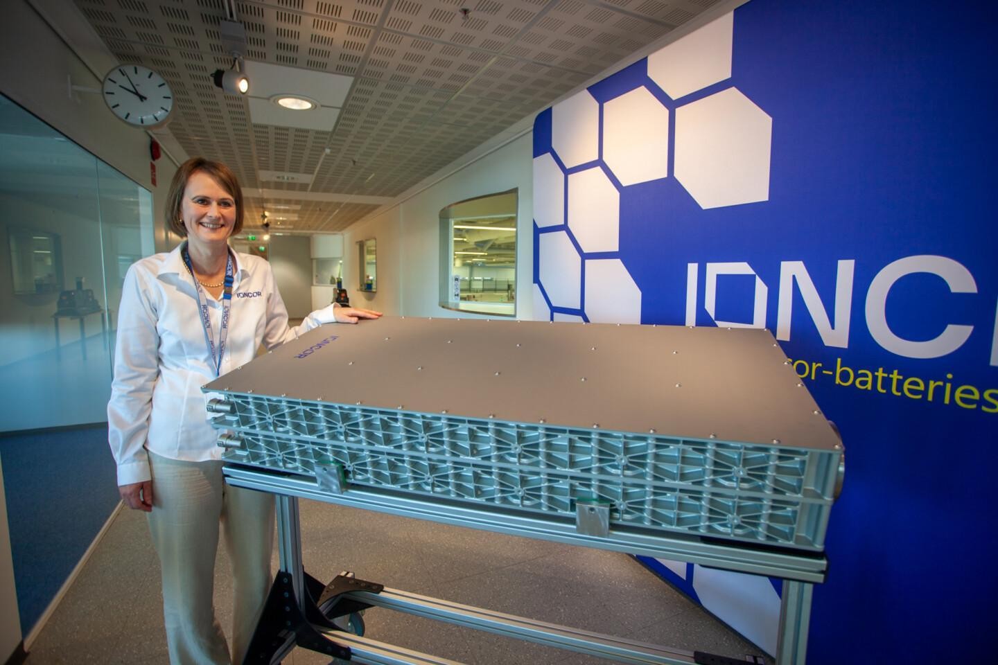 IONCORin Johanna Sahla seisoo käytävällä ison, metallisen akkumoduulin vieressä.